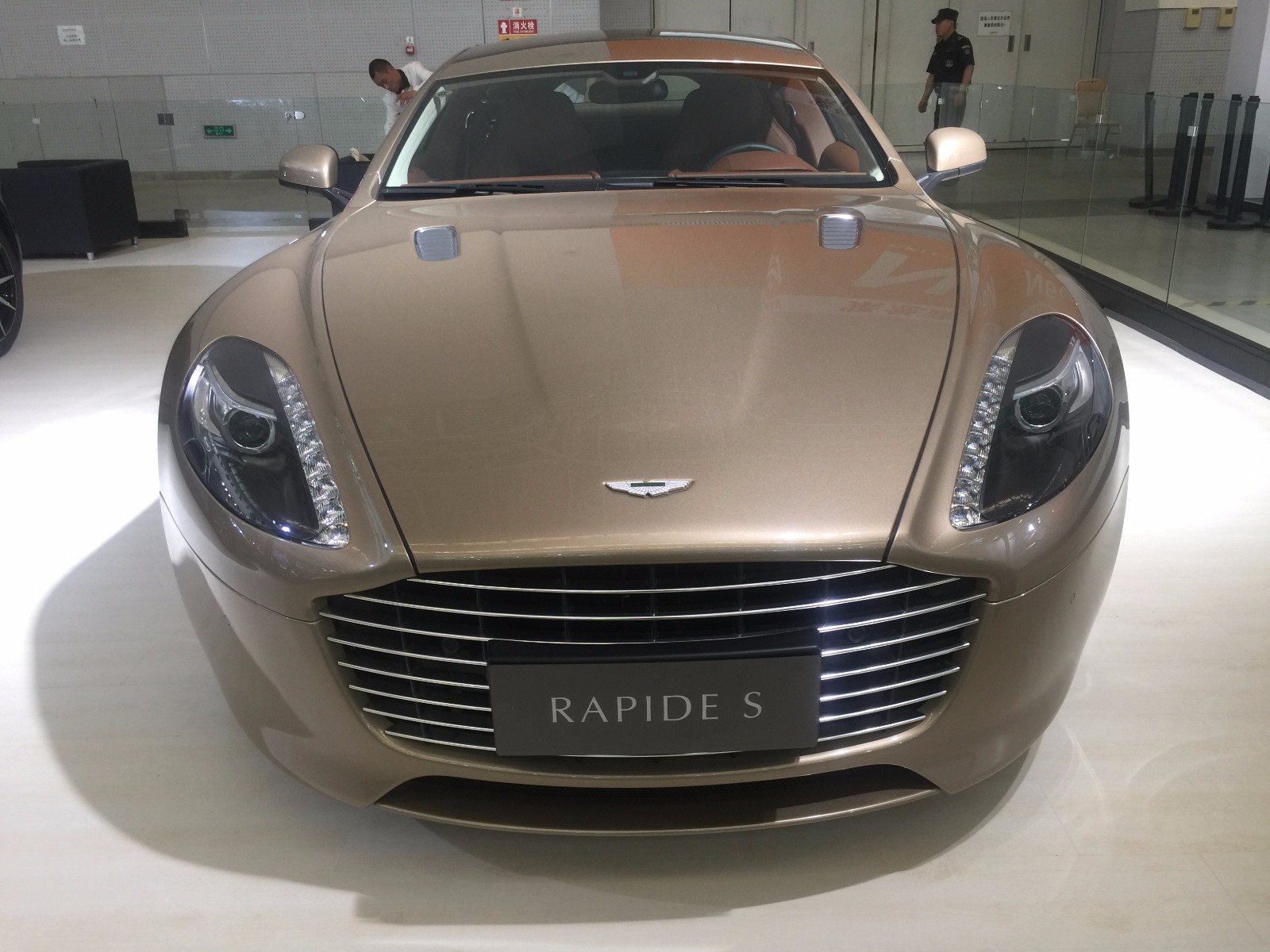 实拍阿斯顿马丁rapide s