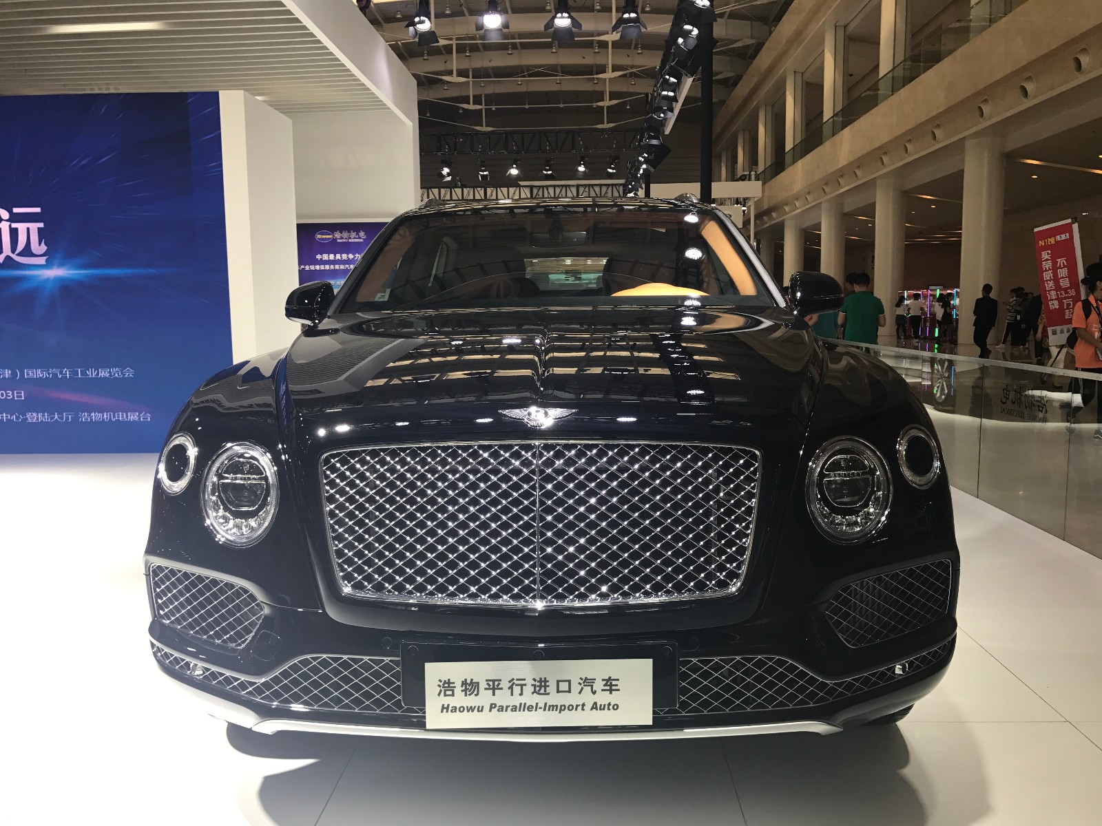 天津五一车展实拍宾利添越_新浪看点