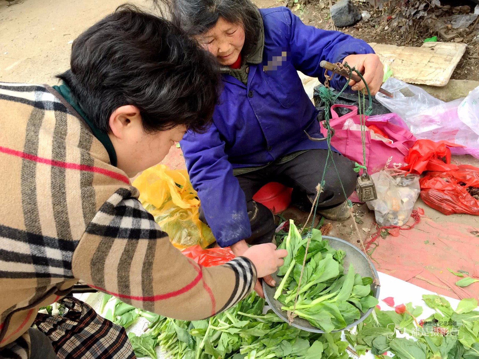 农村婆婆卖菜比超市贵,凭一句"自己种的没打药"全部卖完_新浪看点