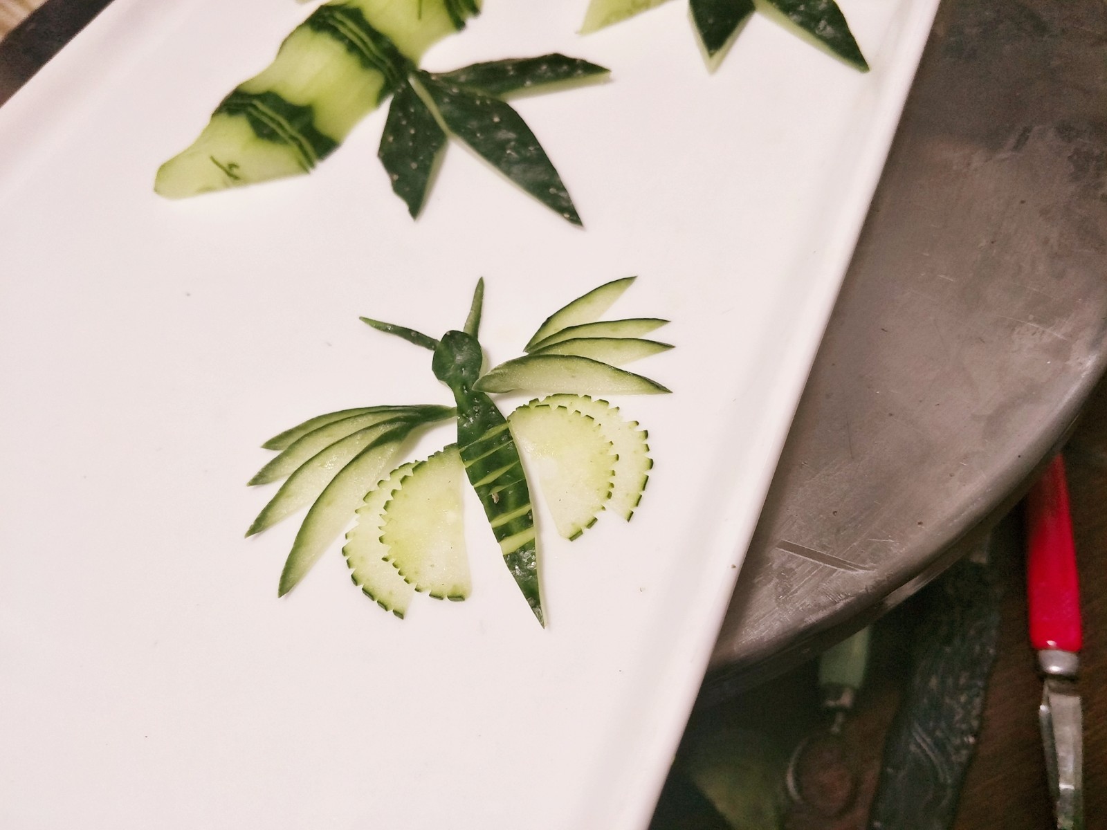 黄瓜雕刻作品分享三毛水果艺术原创出品