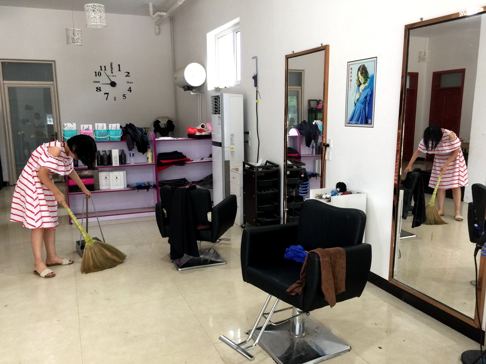 美女妈妈日理发16小时女儿搬课桌到理发店写作文看父母