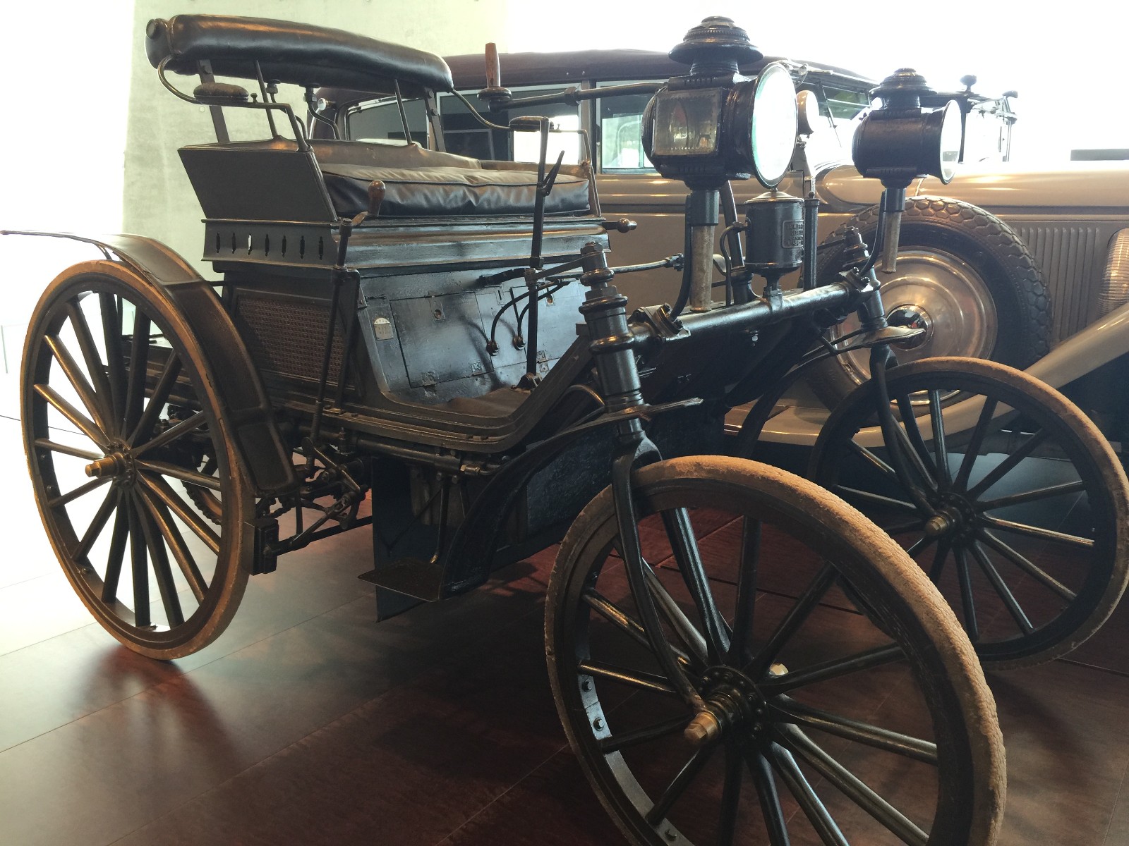 拍客见闻收藏在德国梅赛德斯奔驰博物馆里最古老的汽车