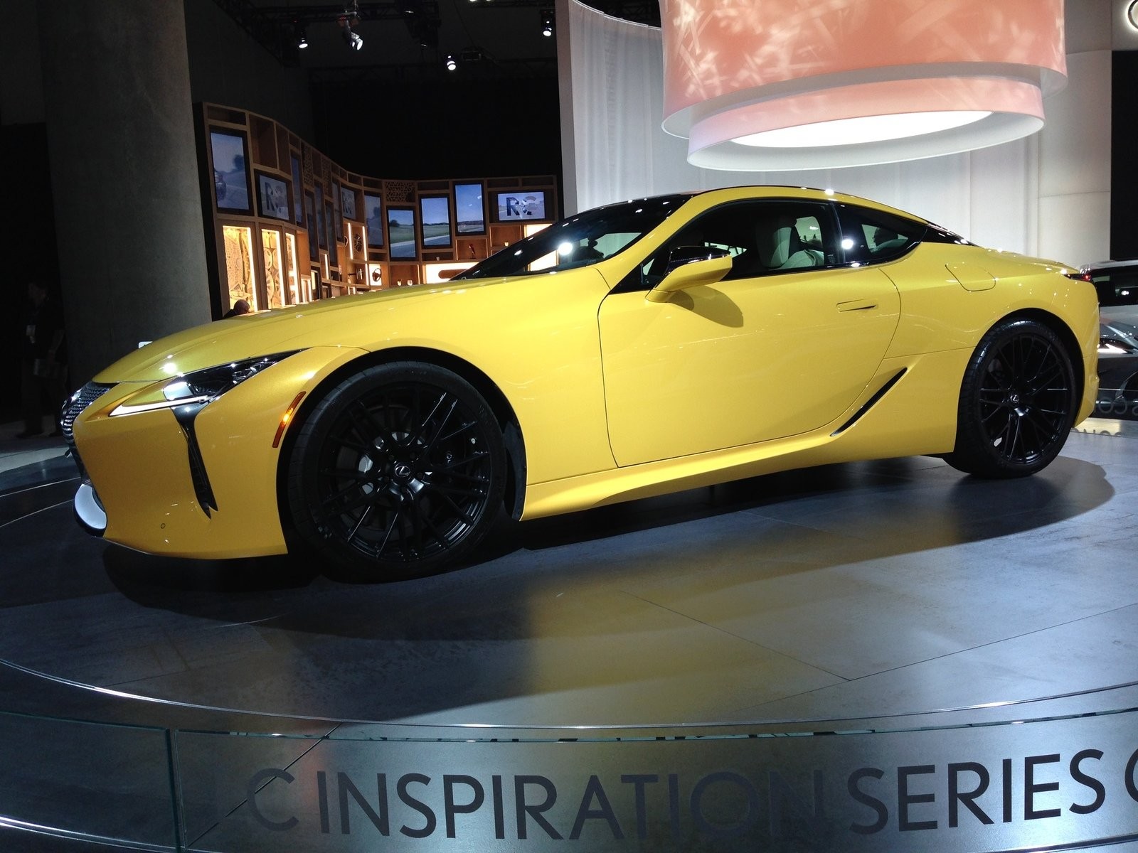 全新雷克萨斯lc500在超跑里它绝对是个性能暴躁者