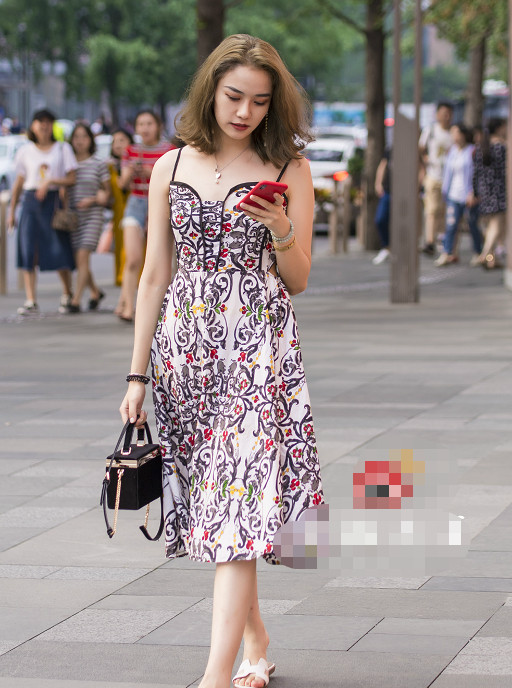 街拍，成熟丰满女人最有女人味，前凸后翘让人移不开眼