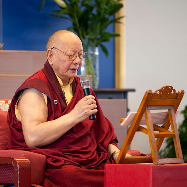 修持八关斋戒堪布卡塔仁波切持八关斋戒,首先要在太阳尚未升起时就