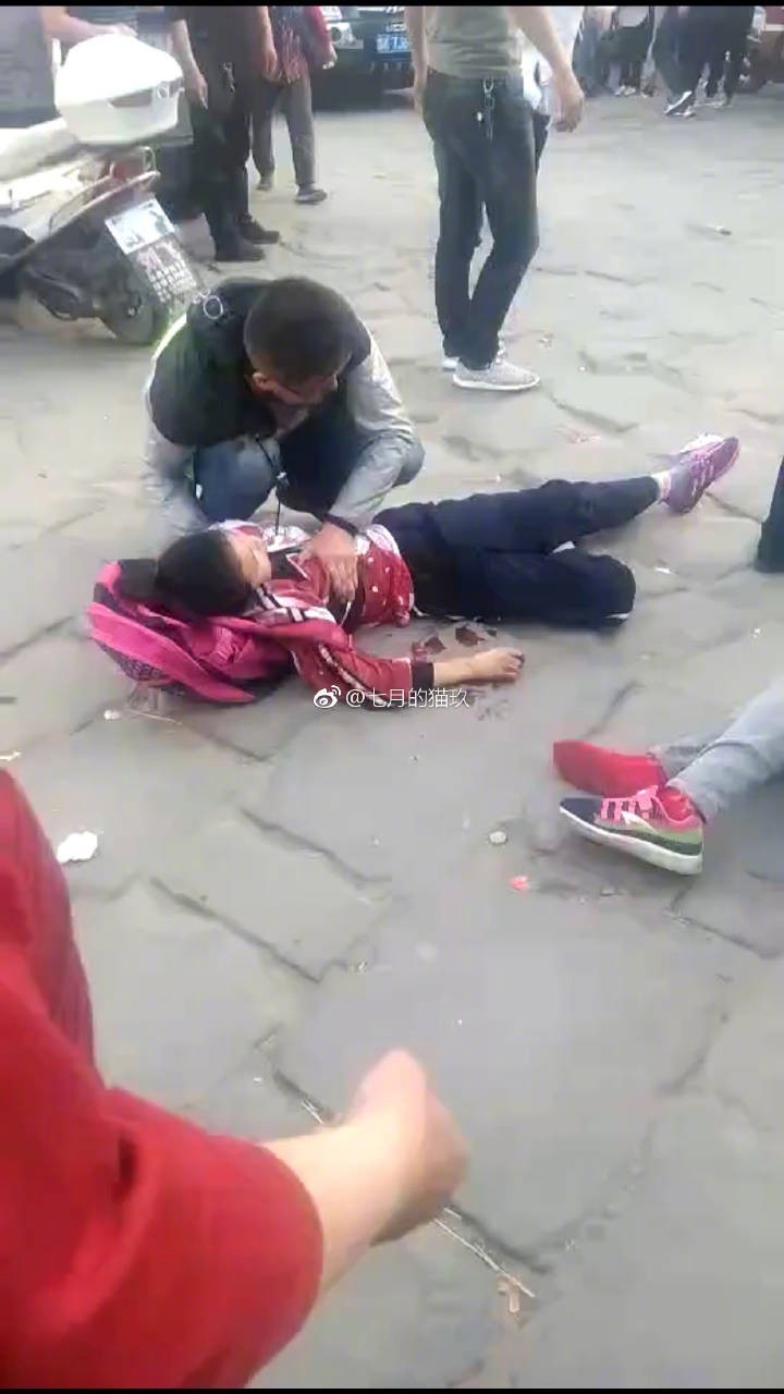 4月27日18时10分许,米脂县第三中学学生放学途中遭犯罪嫌疑人袭击