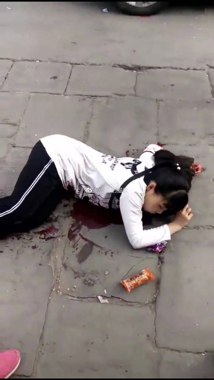 4月27日18时10分许,米脂县第三中学学生放学途中遭犯罪嫌疑人袭击