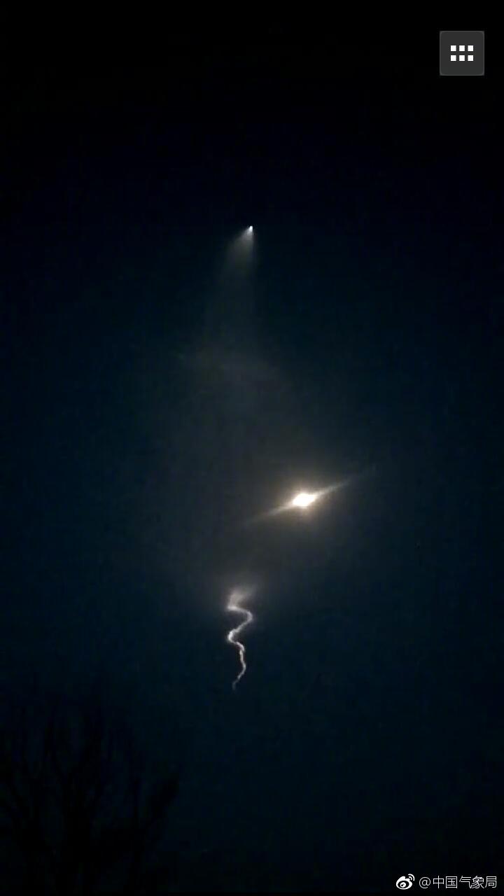刚刚,一道光划破夜空 你那儿也看见了吗