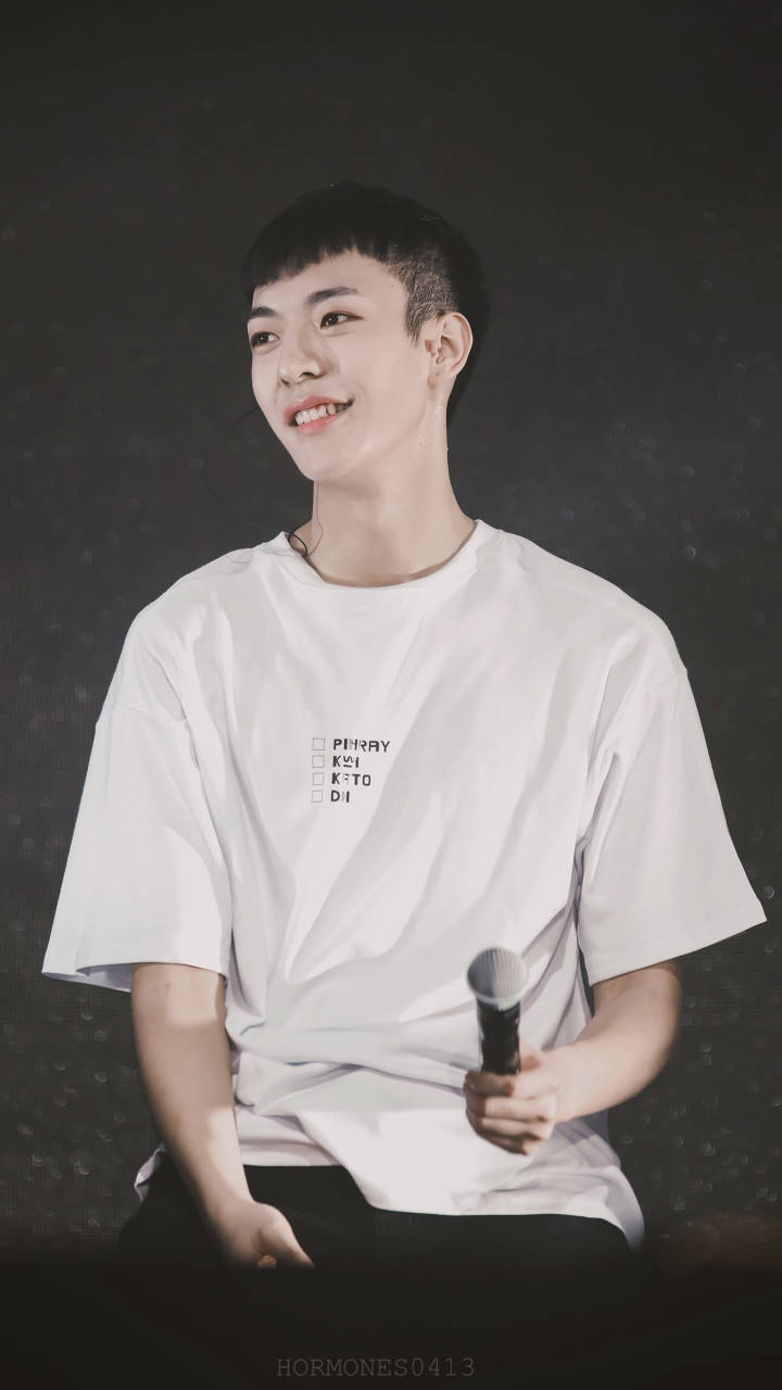 卜凡 我也爱你 笑起来甜甜的,吐着小舌头萌萌的,舞台上帅帅酷酷的