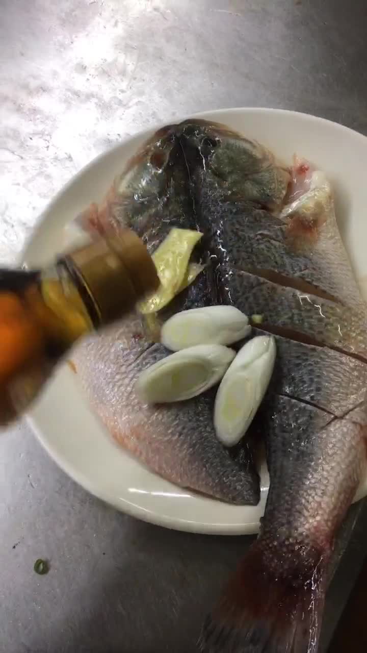 清蒸鲈鱼因刺少味美深受文人墨客的追捧清蒸的做法最为鲜美