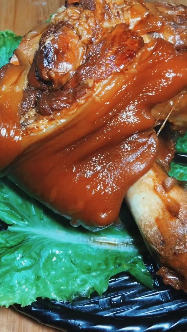 红烧大肘子软烂脱骨入口即化一口高压锅就搞定农村宴客必备