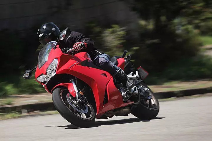 2轮跑旅佳作,好骑到欲罢不能,试驾本田vfr800f