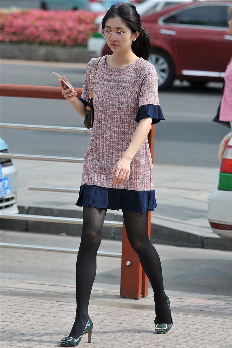 路人街拍清纯的圆框眼镜美女简约的穿着看着很清爽