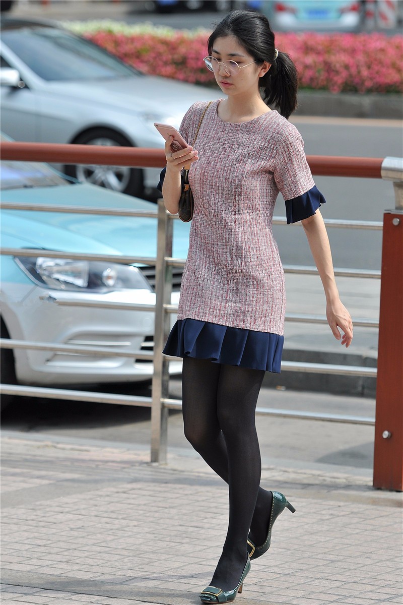 路人街拍清纯的圆框眼镜美女简约的穿着看着很清爽