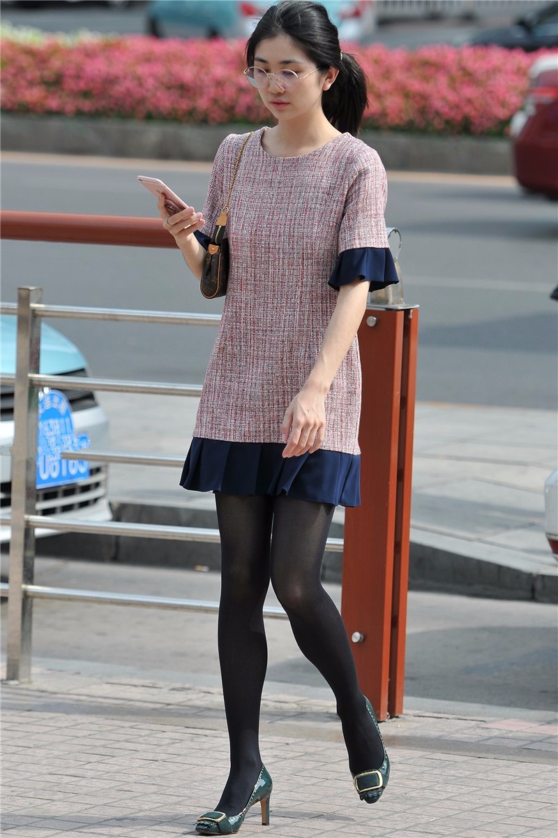 路人街拍清纯的圆框眼镜美女简约的穿着看着很清爽