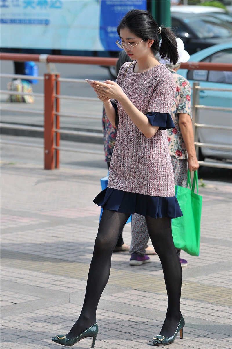 路人街拍清纯的圆框眼镜美女简约的穿着看着很清爽