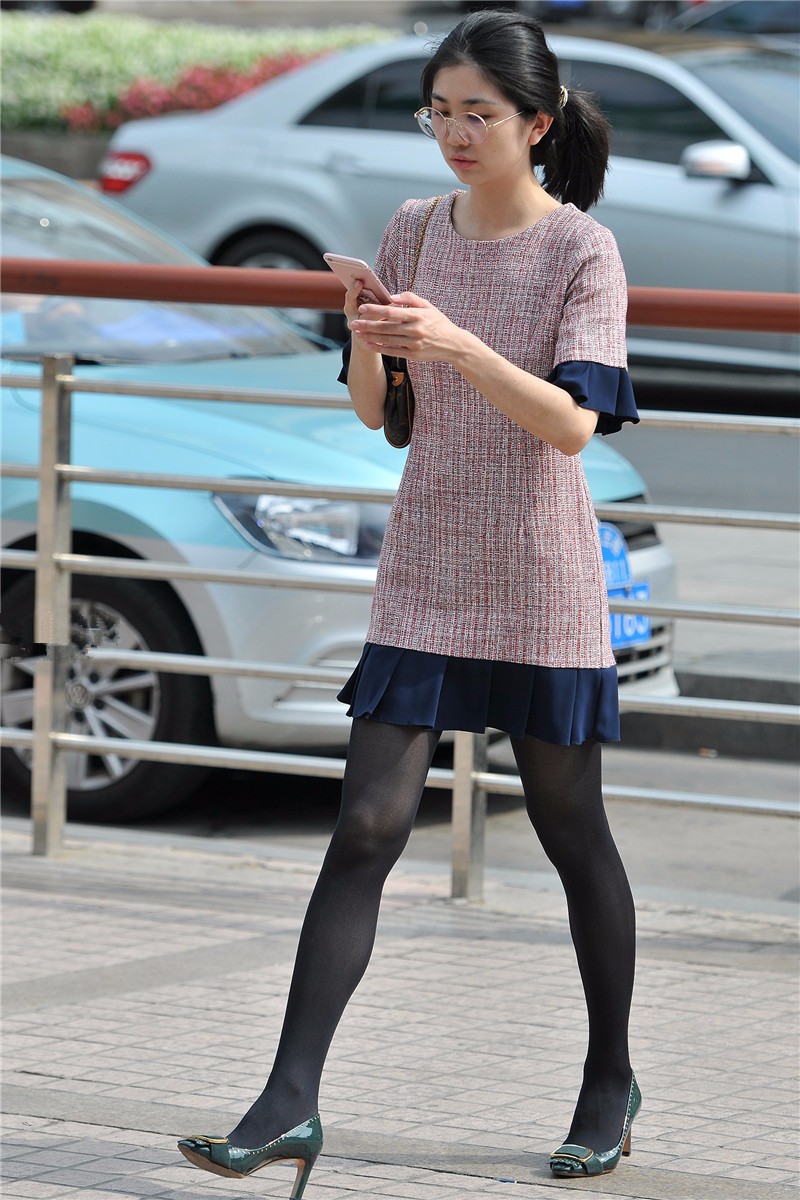 路人街拍清纯的圆框眼镜美女简约的穿着看着很清爽