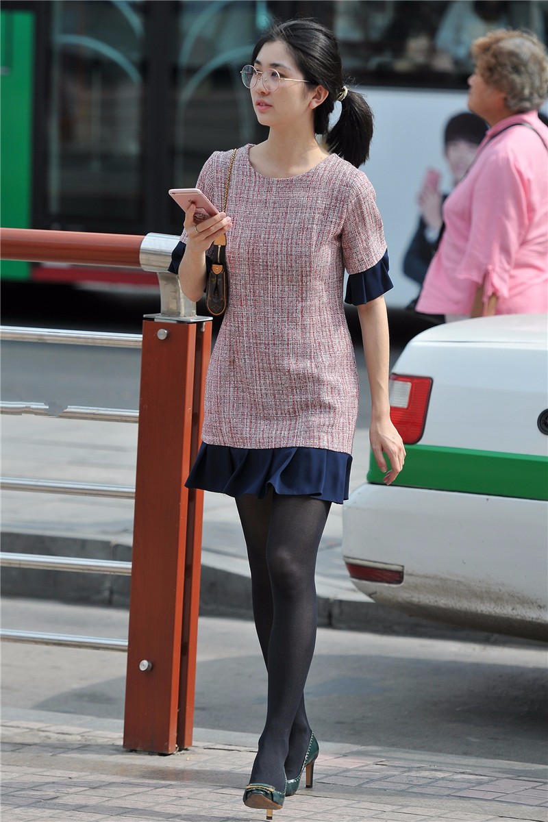 路人街拍清纯的圆框眼镜美女简约的穿着看着很清爽