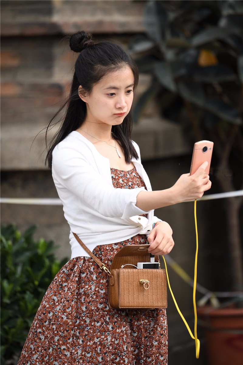 路人街拍,清纯可爱动人的白衣花裙美女,小嘴是那么的迷人