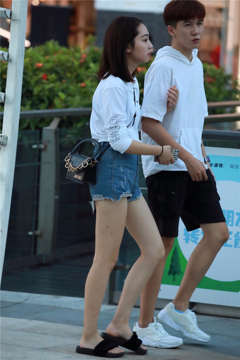 路人街拍,背着黑色小包的厚底拖鞋美女,和男友很有夫妻相