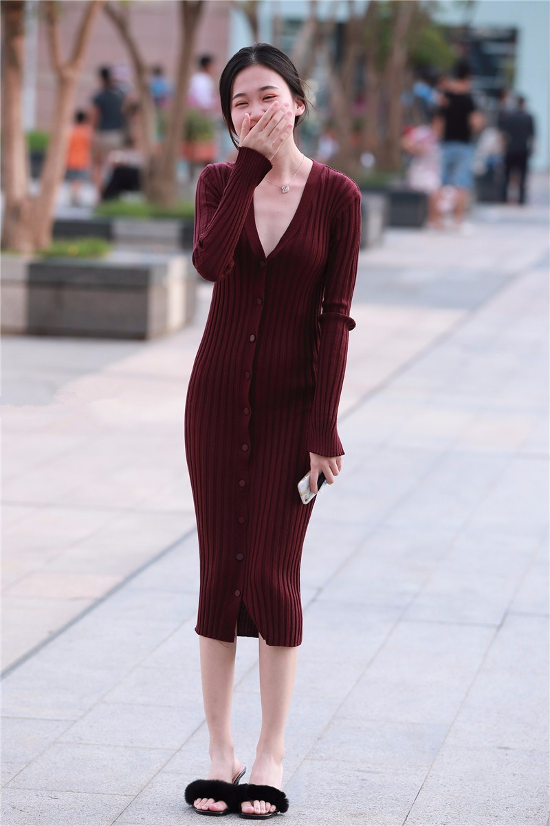 路人街拍害羞的v领针织连衣裙美女只需穿一件省时又方便