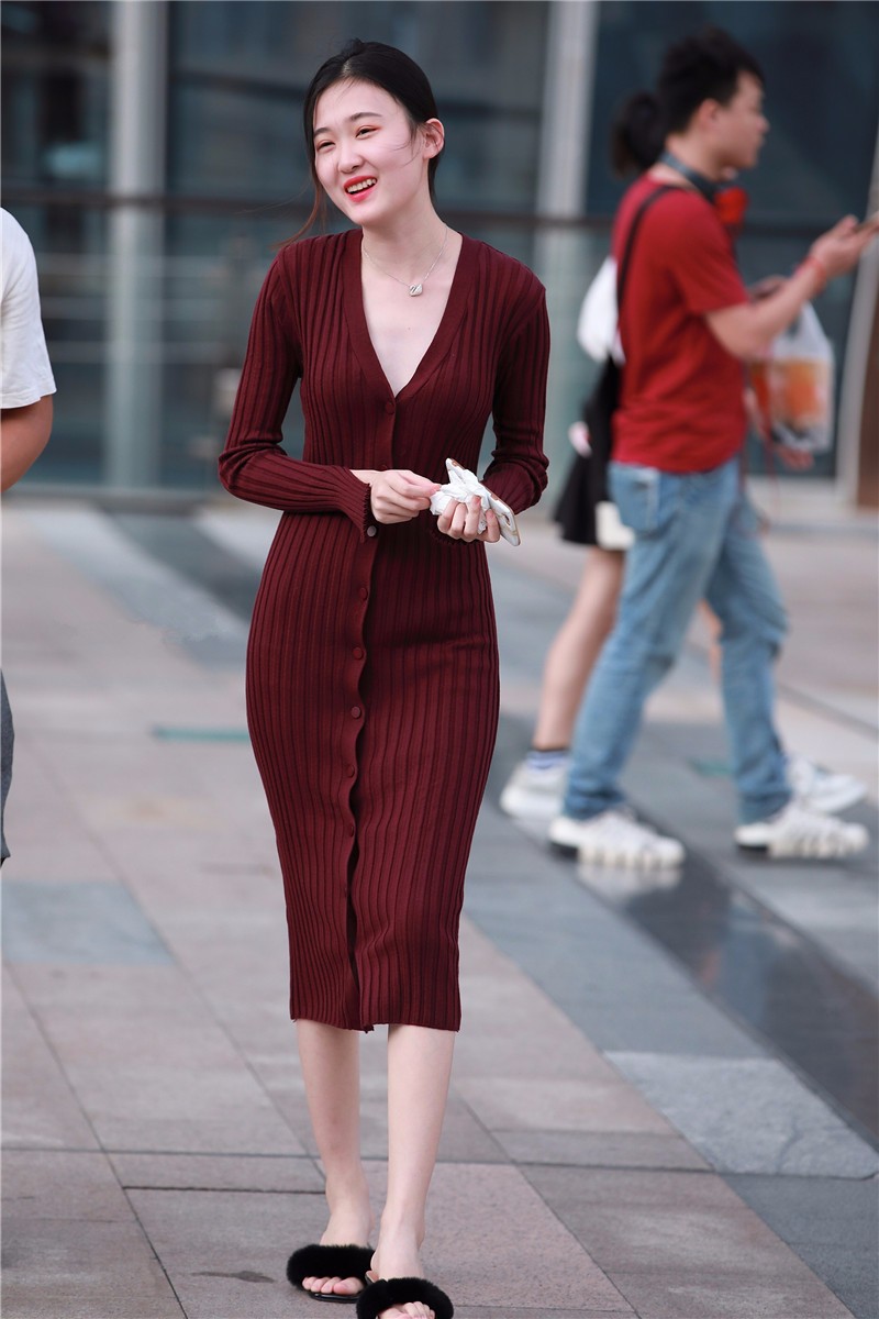 路人街拍害羞的v领针织连衣裙美女只需穿一件省时又方便