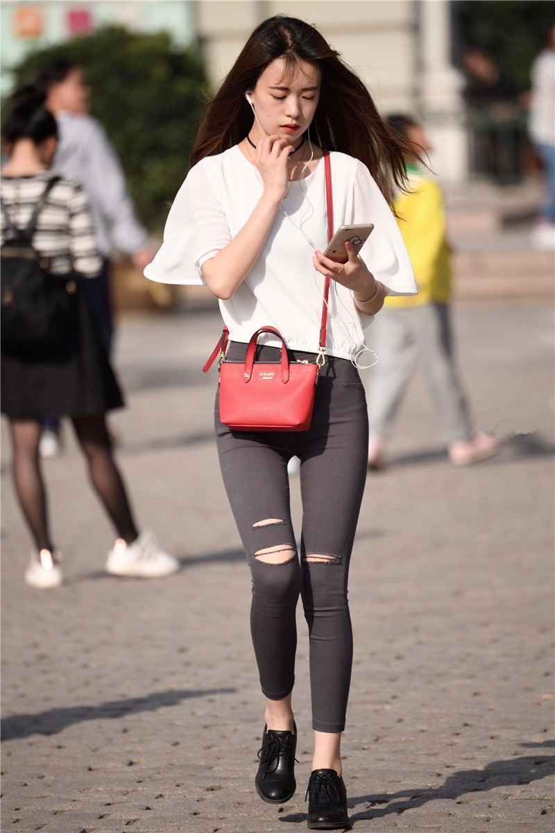 路人街拍白上衣紧身破洞牛仔裤的美女清纯无暇让人好感顿生