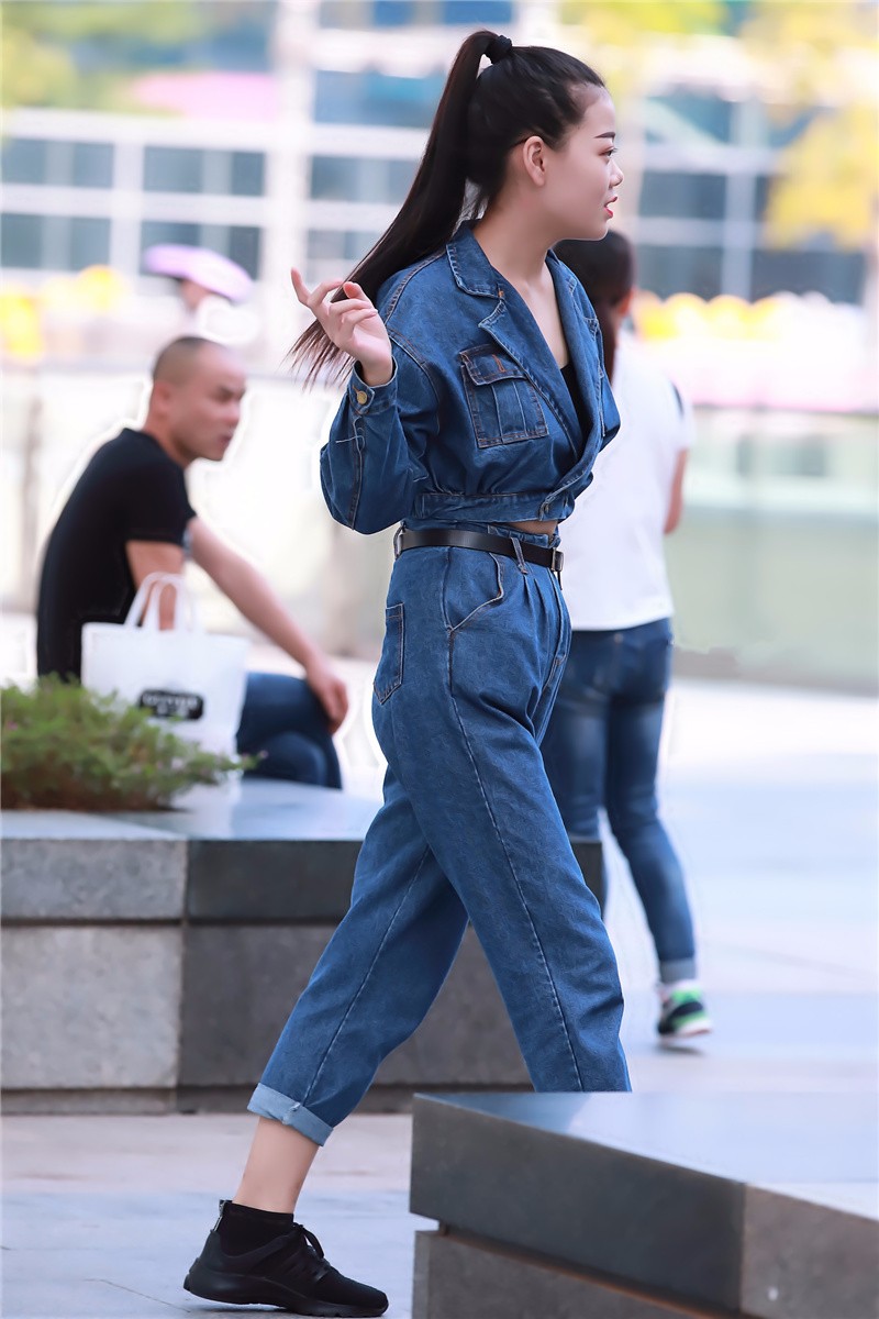 路人街拍,英姿飒爽的牛仔套装美女,五官精致眉目清秀的个性女子