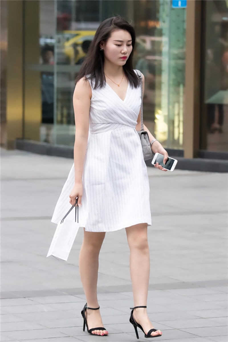 路人街拍,白色v领有围裹效果的连衣裙美女,穿着清凉神清气爽