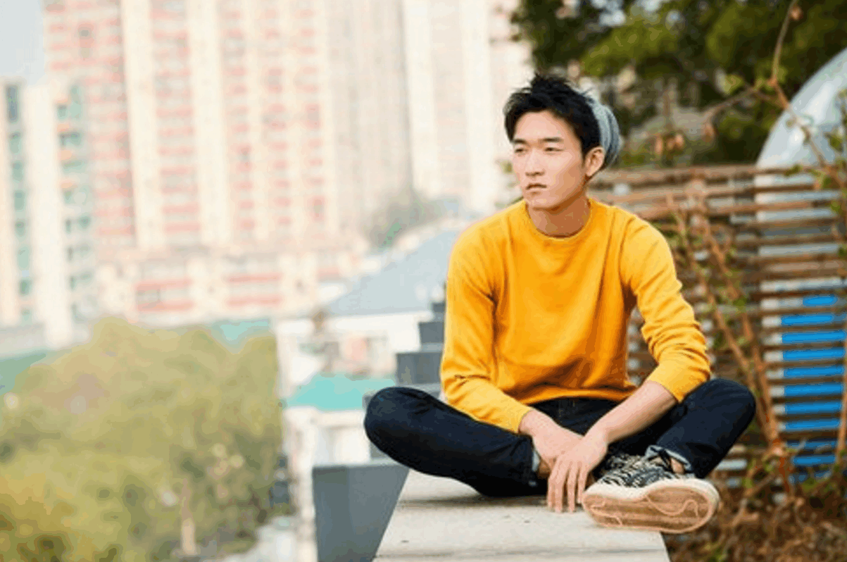 石云鹏因为暖情出名拍戏在片场写作业成学霸现在名气太高