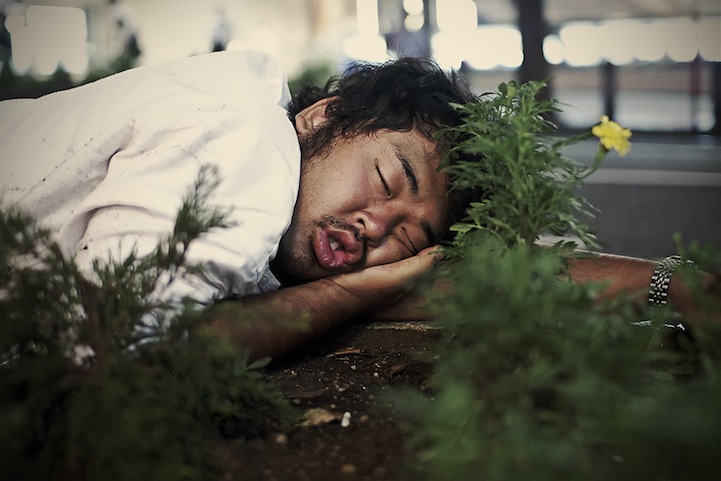 实拍"疲惫不堪"的日本人,睡在路边的特色姿势