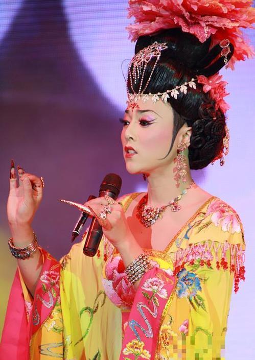 中国反串第一人, 因"星光大道"出名, 比李玉刚美, 却非常低调