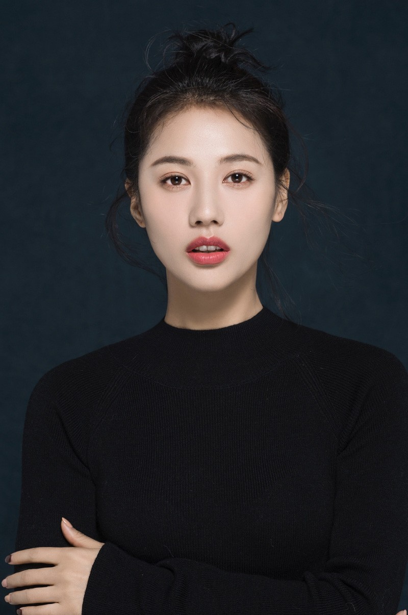 董琦优雅写真 开启文艺式优雅路线