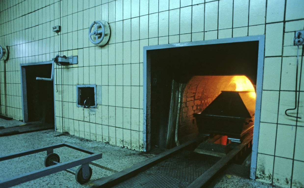 让逝者体面地离开火化工作亲友都避嫌有人说月薪5万也不干