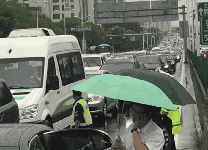 女司机送女儿去考试,追尾一辆宝马,宝马车主:必