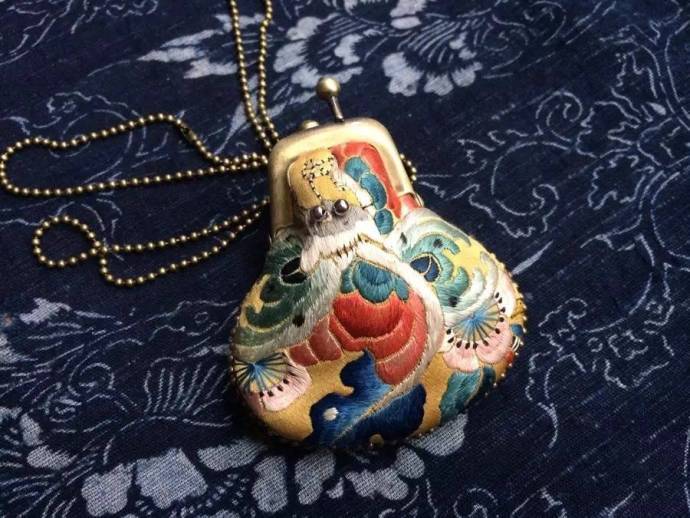 荷包是中国汉族传统服饰中,一种装零星物品的小包。前身叫荷囊