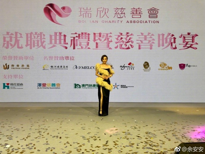 周润发前妻性感长裙亮相,59岁依然单身,身材火