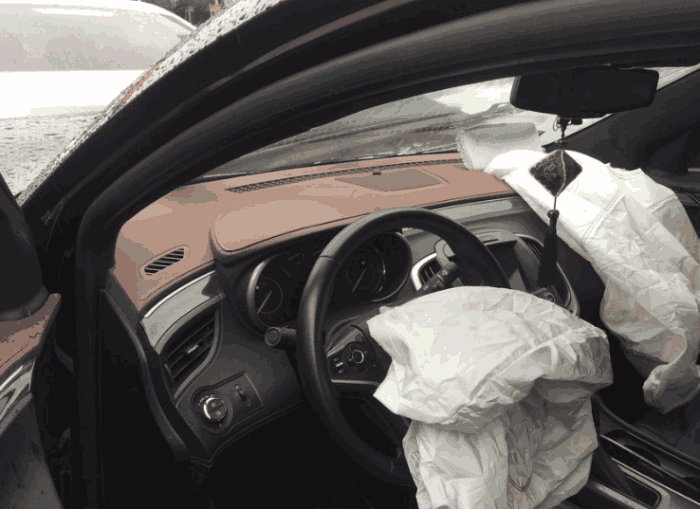 女司机送女儿去考试,追尾一辆宝马,宝马车主:必