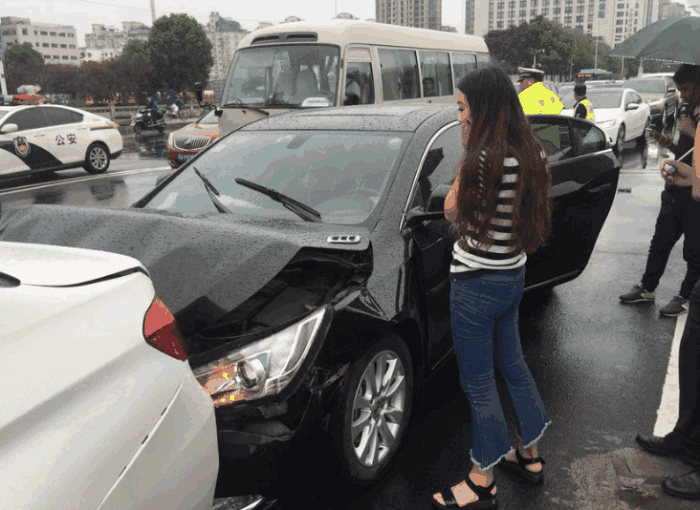 女司机送女儿去考试,追尾一辆宝马,宝马车主:必