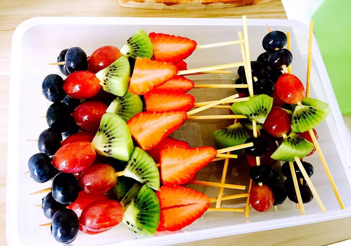 现在流行吃"串串",夏天就要到了,和朋友一起撸个水果串串吧