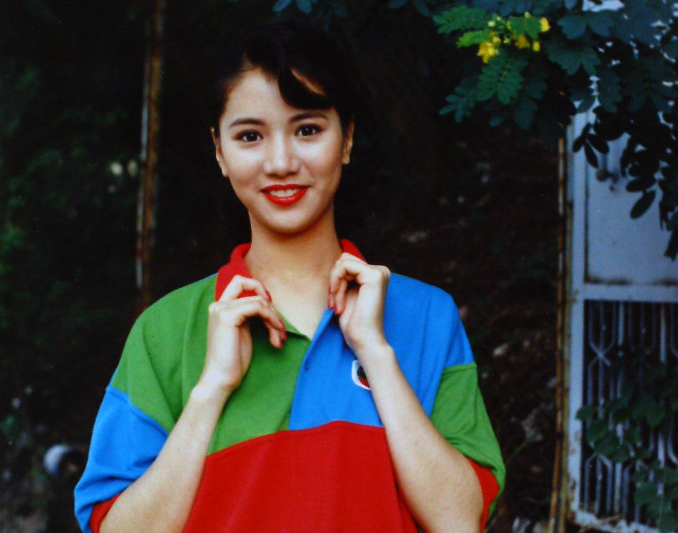 袁咏仪20年前罕见旧照曝光做访谈坦言年轻时爱慕虚荣曾被包养