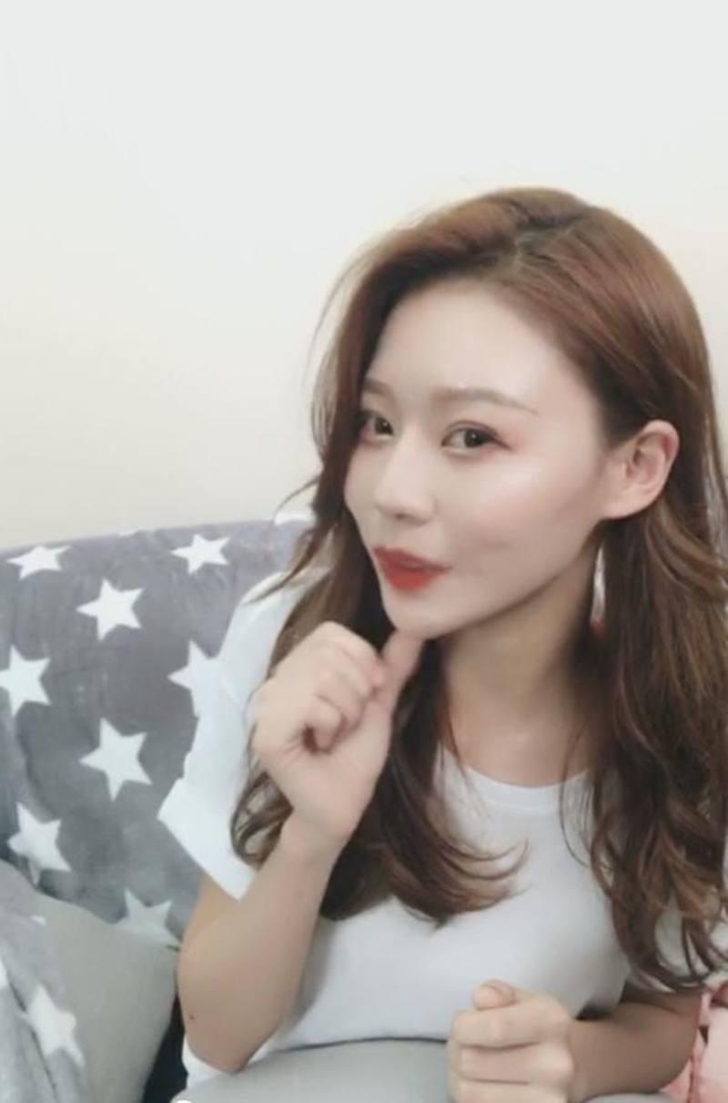 被封杀的抖音网红温婉首次直播关美颜, 网友: 再见我曾经的女神!