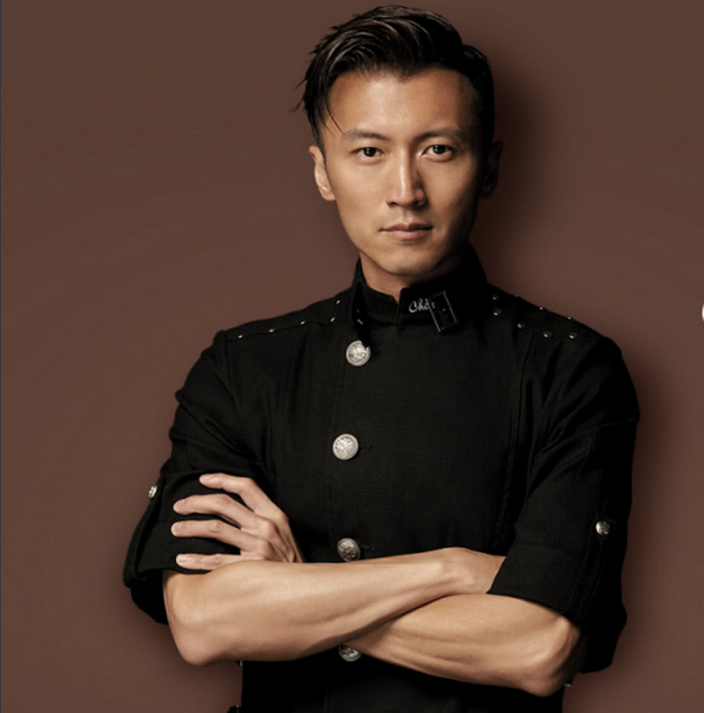 谢霆锋晒视频 网友的注意力却都在他身后的橱子上