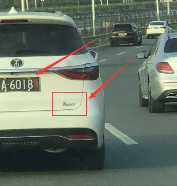 这辆比亚迪哪怕是违章交警都不敢查,只因车牌比5个8还霸气!