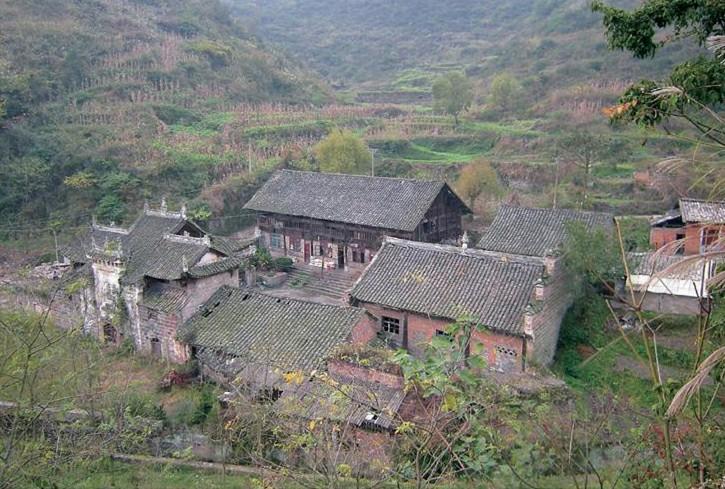 在开阳县双流镇白马村的荒山野岭,有一个较为破旧的古庙遗址,名为宝王