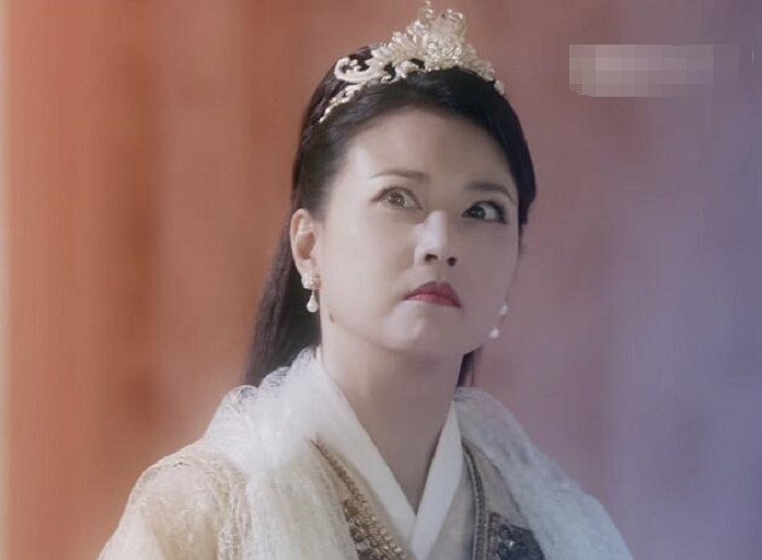 周海媚饰演天后的4个造型,第一个雍容华贵,最后一个笑出猪叫声