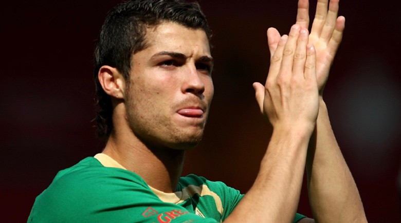 足坛球星过去和现在的对比照,c罗梅西越发稳重,布冯胡子都白了