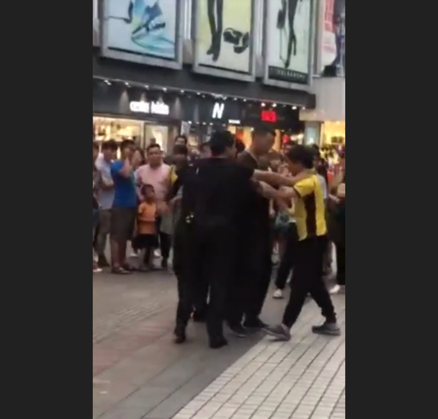 深圳再次发生保安殴打送餐员事件,多名保安暴力围殴美团外卖小哥