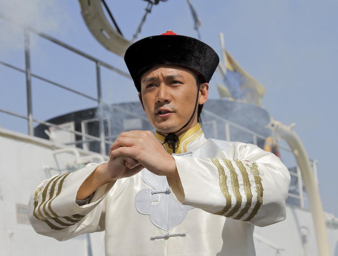 黄海海战失利后,日军进逼威海卫,萨镇冰奉命驻守日岛.