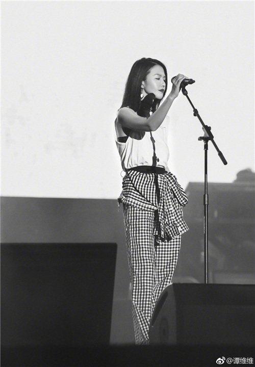 谭维维一身黑色渔网装长裙出席活动,背后霸气纹身惊艳全场!